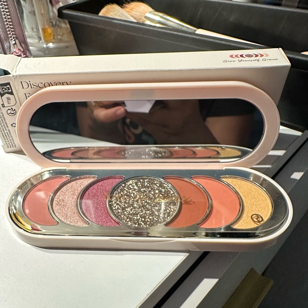 Rare Beauty eyeshadows pallet